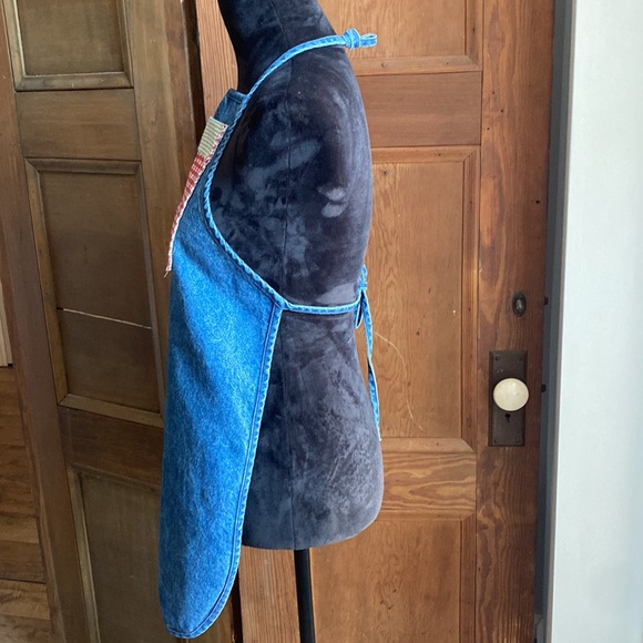 Vintage denim apron with large front pocket. Tie waist. - Picture 5 of 5